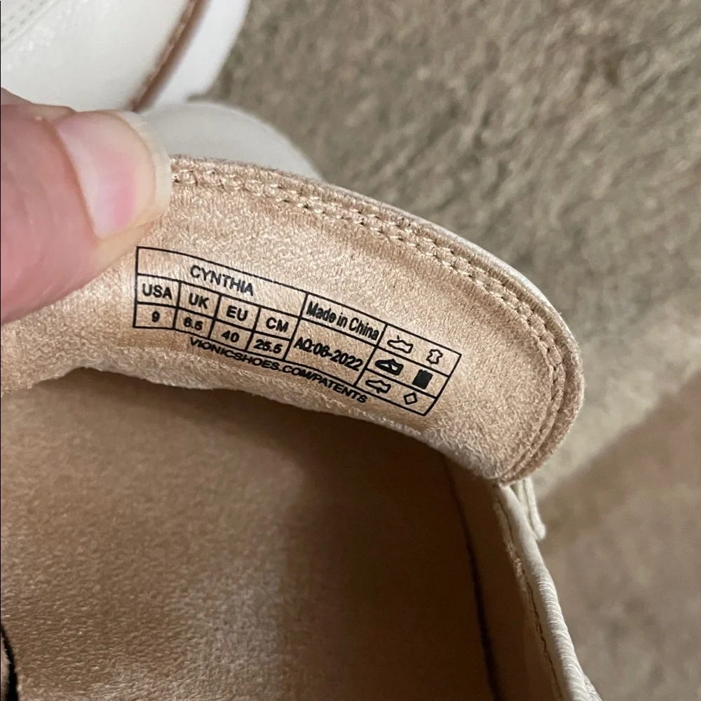 NWOT Vionic Cream Leather Loafers with Tortoise Chain - Picture 12 of 14